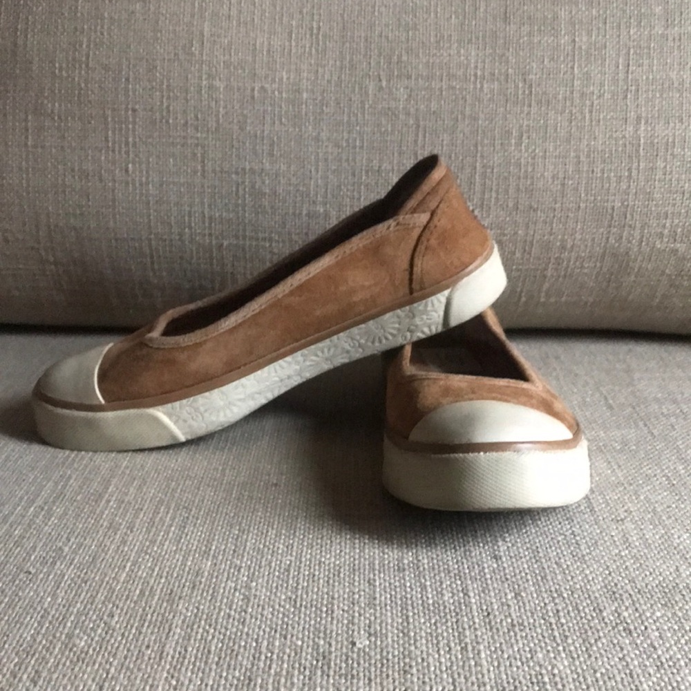 Womens like new UGG slip-on tan suede sneakers / lounge shoes. Size 6